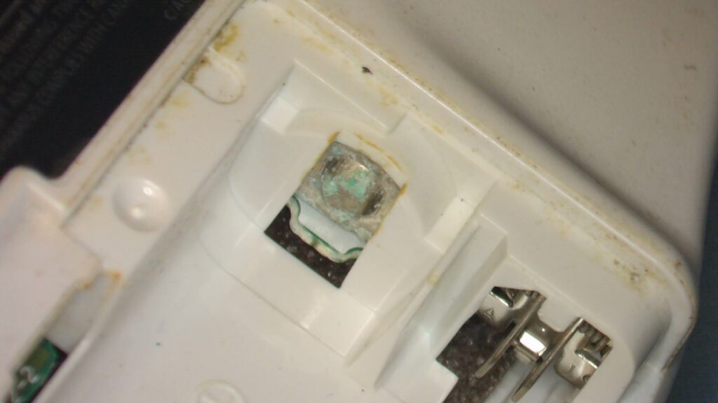 Gameboy Advance had badly corroded battery terminals.
